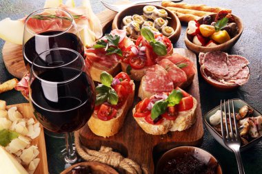 İtalyan antipasti şarap aperatifler küme. Peynir çeşitli, Mediterranean