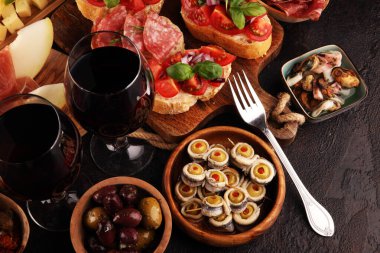 İtalyan antipasti şarap aperatifler küme. Peynir çeşitli, Mediterranean