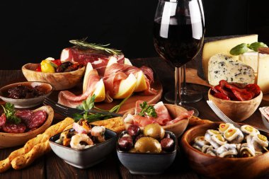 İtalyan antipasti şarap aperatifler küme. Peynir çeşitli, Mediterranean
