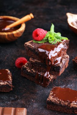 Çikolatalı browni kek tatlı Ahududu ve baharat ahşap zemin ile.