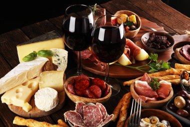 İtalyan antipasti şarap aperatifler küme. Peynir çeşitli, Mediterranean