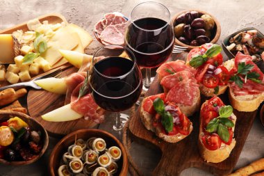 İtalyan antipasti şarap aperatifler küme. Peynir çeşitli, Mediterranean