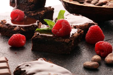 Çikolatalı browni kek tatlı Ahududu ve baharat ahşap zemin ile.