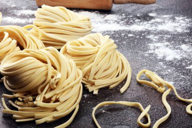 Çiğ ev yapımı makarna. Taze İtalyan geleneksel çiğ fre