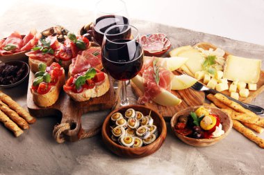 İtalyan antipasti şarap aperatifler küme. Peynir çeşitli, Mediterranean