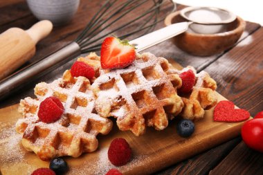 Geleneksel Belçika waffleları taze yaban mersini, şeker ve ra