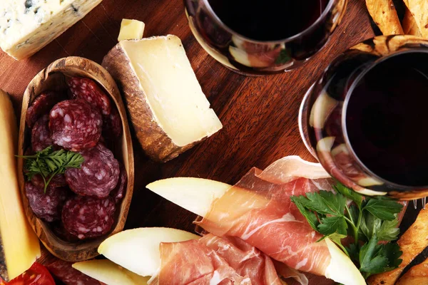 Italienische Antipasti Wein Snacks Set. Käsesorte, mediterran — Stockfoto