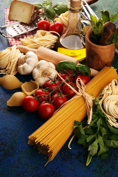 Těstoviny, zelenina, byliny a koření pro italskou kuchyni na rustikálním t — Stock fotografie
