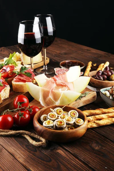 Italienische Antipasti Wein Snacks Set. Käsesorte, mediterran — Stockfoto