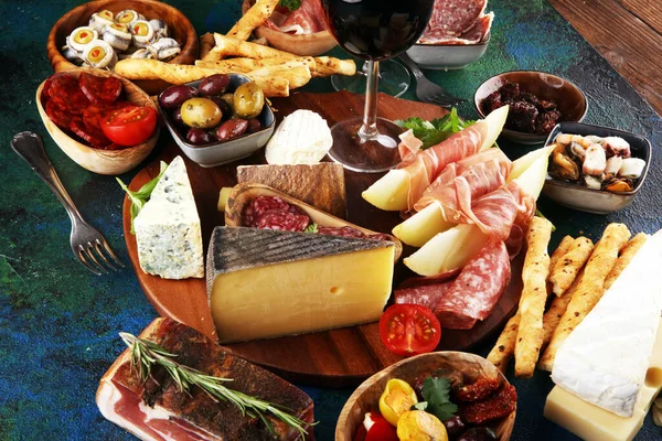 Italienische Antipasti Wein Snacks Set. Käsesorte, mediterran — Stockfoto