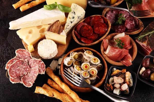 Set di antipasti italiani. Varietà di formaggio, Mediterraneo — Foto Stock