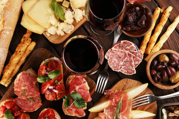 Italienische Antipasti Wein Snacks Set. Käsesorte, mediterran — Stockfoto