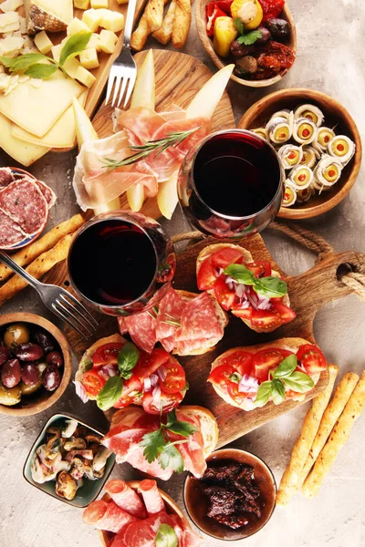 Italienische Antipasti Wein Snacks Set. Käsesorte, mediterran — Stockfoto