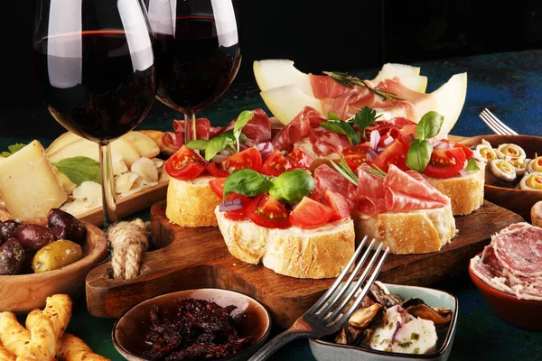 Italský těstovinový víno občerstvení sada. Sýr odrůda, Středozemní — Stock fotografie