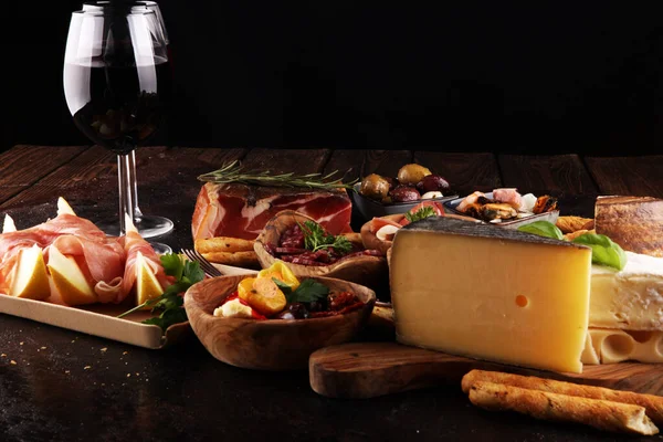 이탈리아 전채 와인 간식 세트입니다. 다양 한 치즈, 지중해 — 스톡 사진