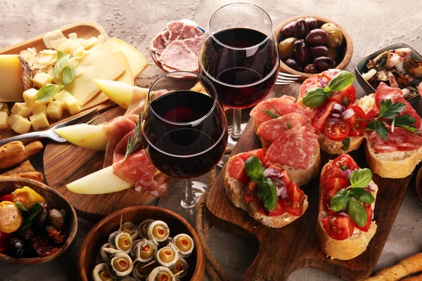 Italienische Antipasti Wein Snacks Set. Käsesorte, mediterran — Stockfoto