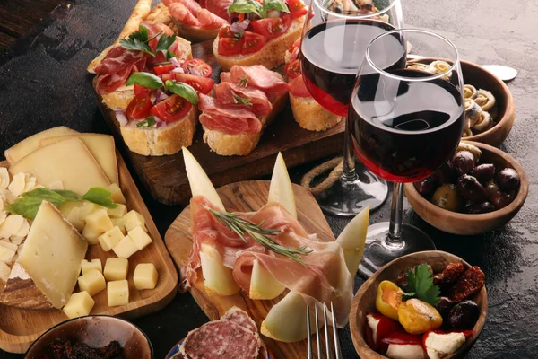 Italienische Antipasti Wein Snacks Set. Käsesorte, mediterran — Stockfoto