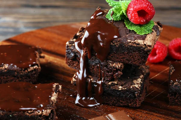 Postre Pastel Chocolate Brownie Con Frambuesas Especias Sobre Fondo Madera — Foto de Stock