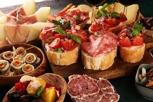 Italiaanse antipasti, wijn hapjes set. Verscheidenheid van kaas, mediterrane — Stockfoto