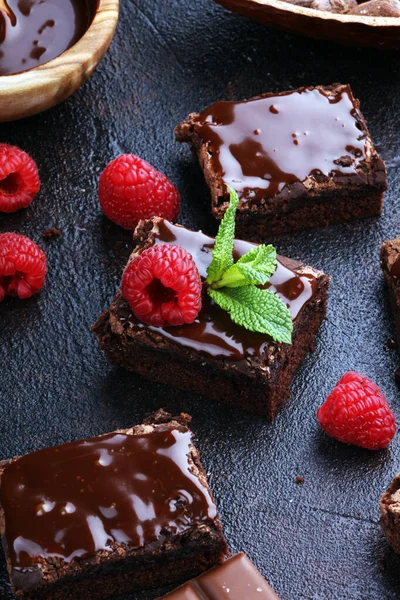Десерт Шоколадного Пирога Малиною Спеціями Дерев Яному Фоні — стокове фото