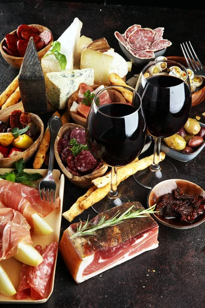 Italienische Antipasti Wein Snacks Set. Käsesorte, mediterran — Stockfoto