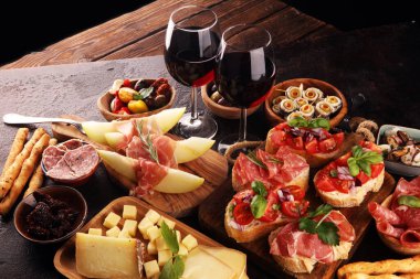 İtalyan antipasti şarap aperatifler küme. Peynir çeşitli, Mediterranean