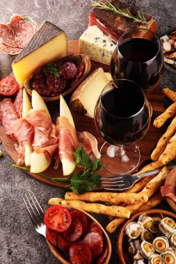 İtalyan antipasti şarap aperatifler küme. Peynir çeşitli, Mediterranean