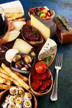 İtalyan antipasti şarap aperatifler küme. Peynir çeşitli, Mediterranean