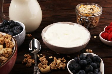 Lezzetli ev yapımı granola masada servis ediliyor. Sağlıklı bir kahvaltı.