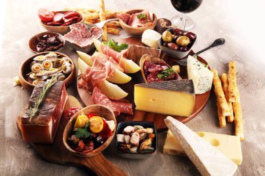 İtalyan antipasti şarap aperatifler küme. Peynir çeşitli, Mediterranean