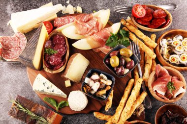 İtalyan antipasti şarap aperatifler küme. Peynir çeşitli, Mediterranean