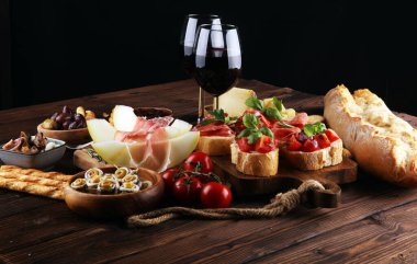 İtalyan antipasti şarap aperatifler küme. Peynir çeşitli, Mediterranean