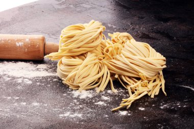 Çiğ ev yapımı makarna. Taze İtalyan geleneksel çiğ fre