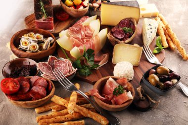 İtalyan antipasti şarap aperatifler küme. Peynir çeşitli, Mediterranean