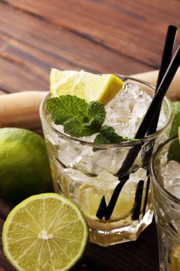 Brezilya 'nın Limonlu Limonlu Caipirinha' sı. Limonlu kokteyl ve m