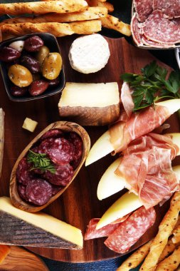 İtalyan antipasti şarap aperatifler küme. Peynir çeşitli, Mediterranean