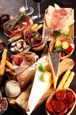 İtalyan antipasti şarap aperatifler küme. Peynir çeşitli, Mediterranean