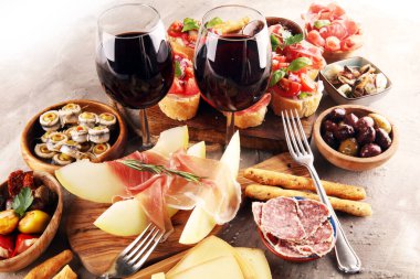 İtalyan antipasti şarap aperatifler küme. Peynir çeşitli, Mediterranean
