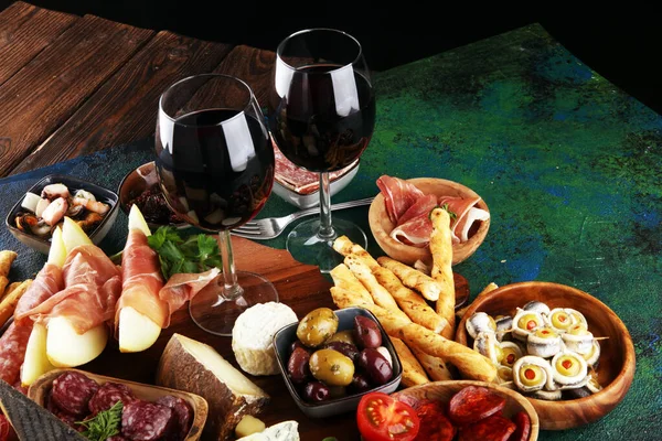 Conjunto de aperitivos de vino antipasti italiano. Variedad de queso, Mediterráneo — Foto de Stock