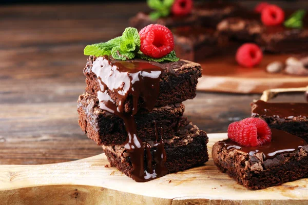Choklad Brownie Kaka Dessert Med Hallon Och Kryddor Trä Bakgrund — Stockfoto