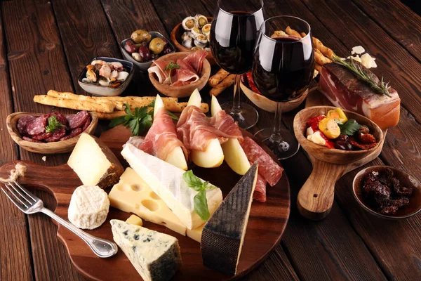 Conjunto de aperitivos de vino antipasti italiano. Variedad de queso, Mediterráneo — Foto de Stock