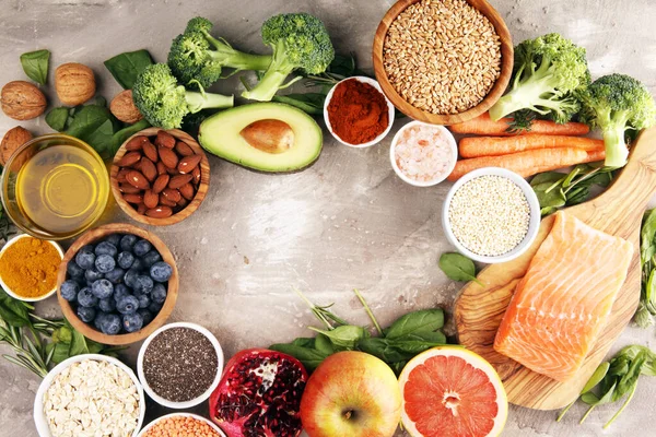 健康食品清洁饮食选择：鱼类、水果、蔬菜、蔬菜 — 图库照片