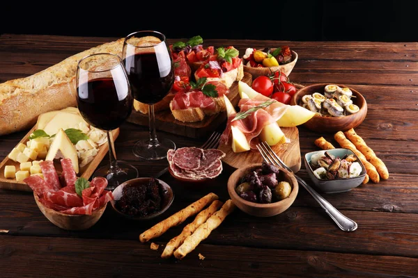Italian antipasti wine snack set. Berbagai keju, Mediterania — Stok Foto