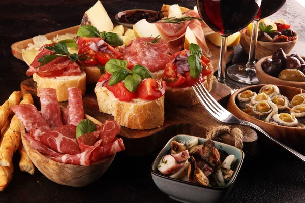 Conjunto de aperitivos de vino antipasti italiano. Variedad de queso, Mediterráneo —  Fotos de Stock