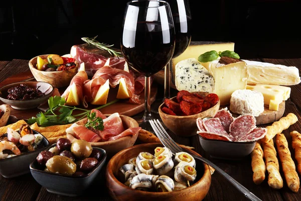 Conjunto de aperitivos de vino antipasti italiano. Variedad de queso, Mediterráneo — Foto de Stock