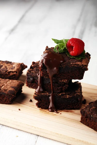 Çikolatalı Browni Kek Tatlı Ahududu Baharat Ahşap Zemin Ile — Stok fotoğraf