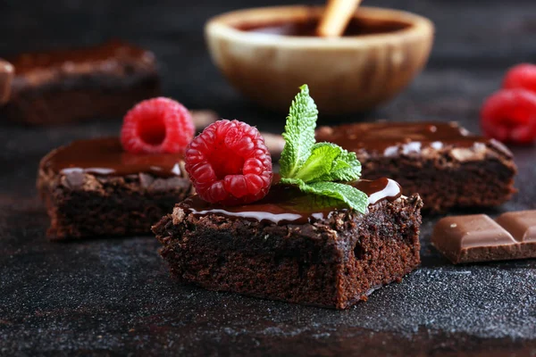 Choklad Brownie Kaka Dessert Med Hallon Och Kryddor Trä Bakgrund — Stockfoto