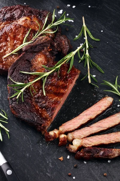 Grilování rib oko steak nebo kýbl steak - sušené staré Wagyu grilování E — Stock fotografie