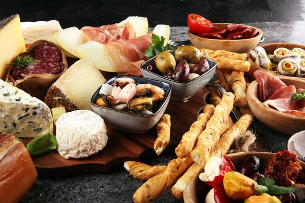 Italienische Antipasti Wein Snacks Set. Käsesorte, mediterran — Stockfoto