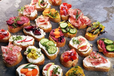 Çeşitli malzemelerle çeşitli bruschetta. İştah açıcı bruschetta